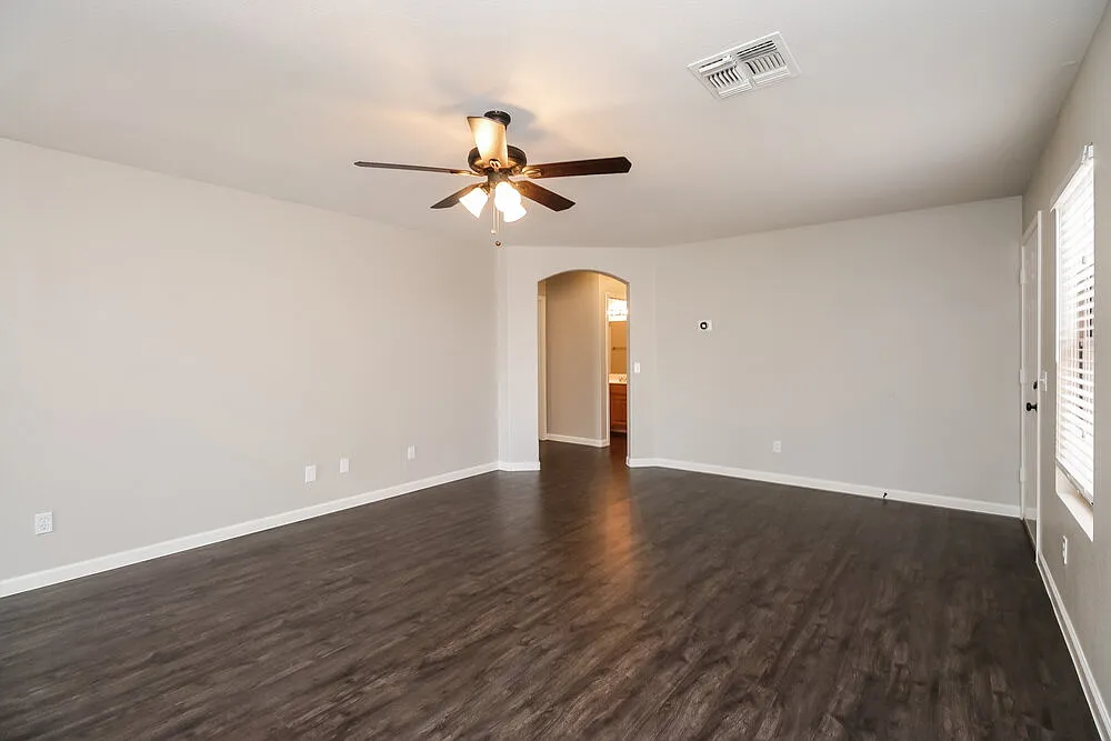 3 bed, 2.0 bath, 1300 sqft, $2,060 — Photo 4