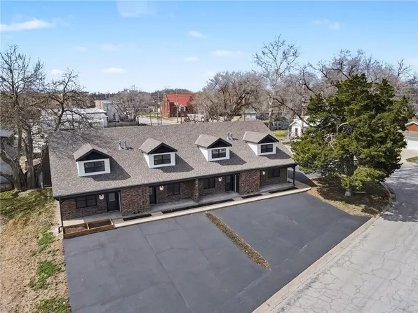 106D Smith St, Smithville, MO 64089