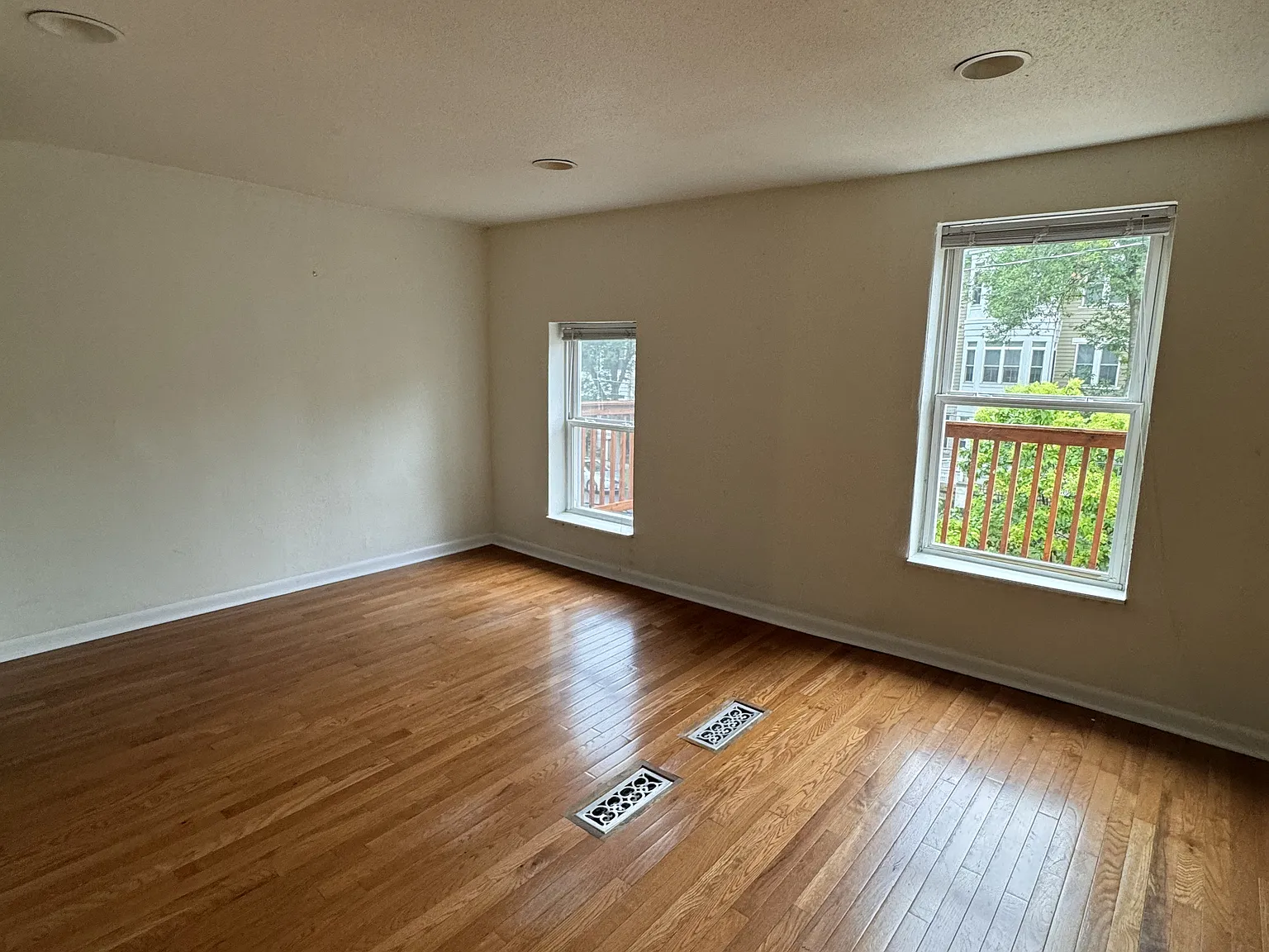 3 bed, 1200 sqft, $1,700 — Photo 2