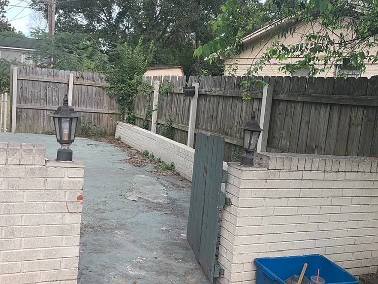 1618 Hampton Rd NW — Photo 3