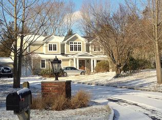 60 Laurel Ct, Syosset, NY 11791