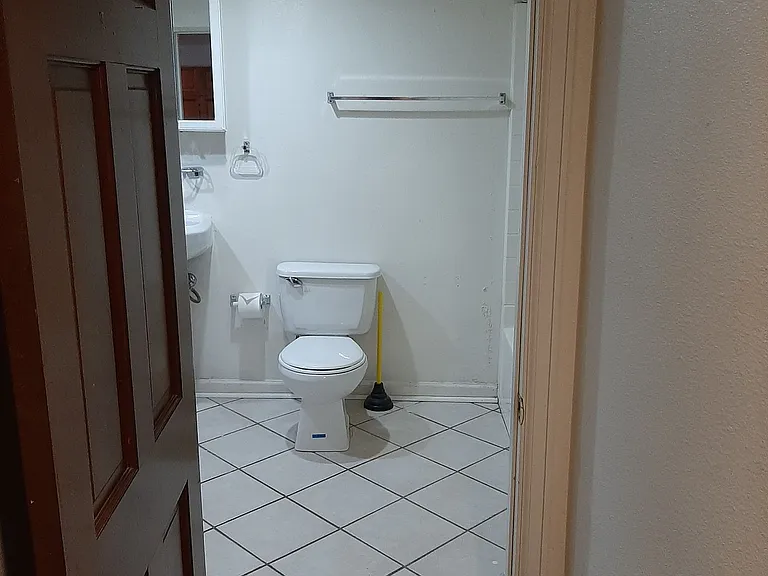 College Housing - 4 bedrooms — Photo 39