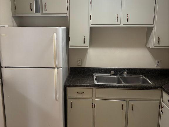 5th image of 837 N 6th St APT 6