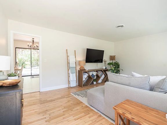 5th image of 406 Clearbrook Dr