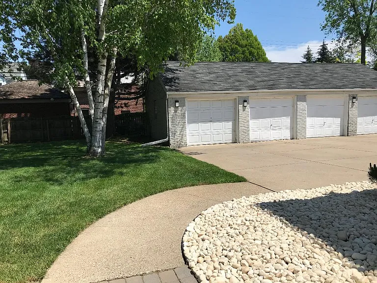 Detached Garage