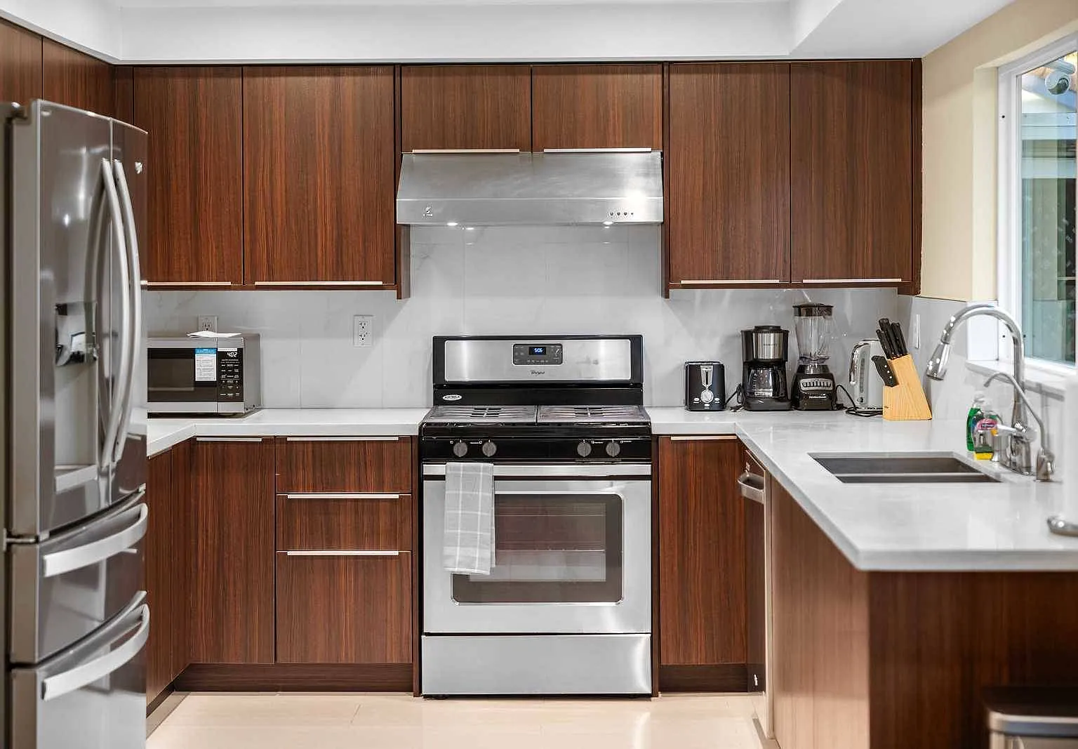 4 bed, 2097 sqft, $7,000 — Photo 3