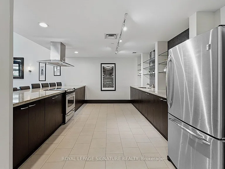 438 King St W #1417 — Photo 38