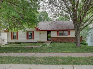 109 Lakeland Dr, Smithville, MO 64089