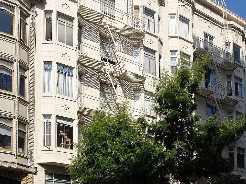 Side exterior view of the apartment building at 525 Leavenworth St, San Francisco, CA 94109, United States