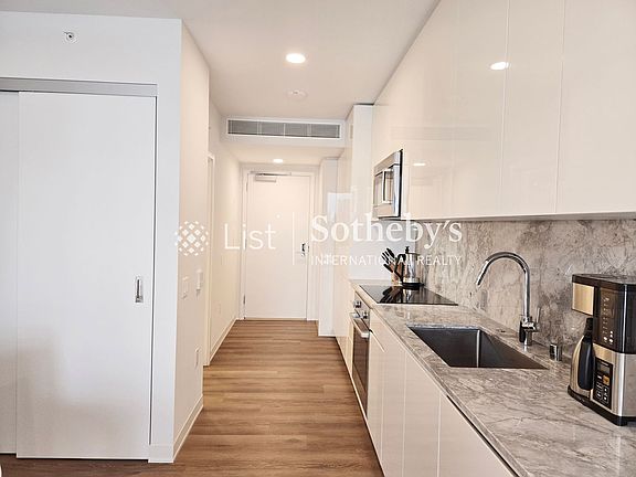 2nd image of 987 Queen St #1609