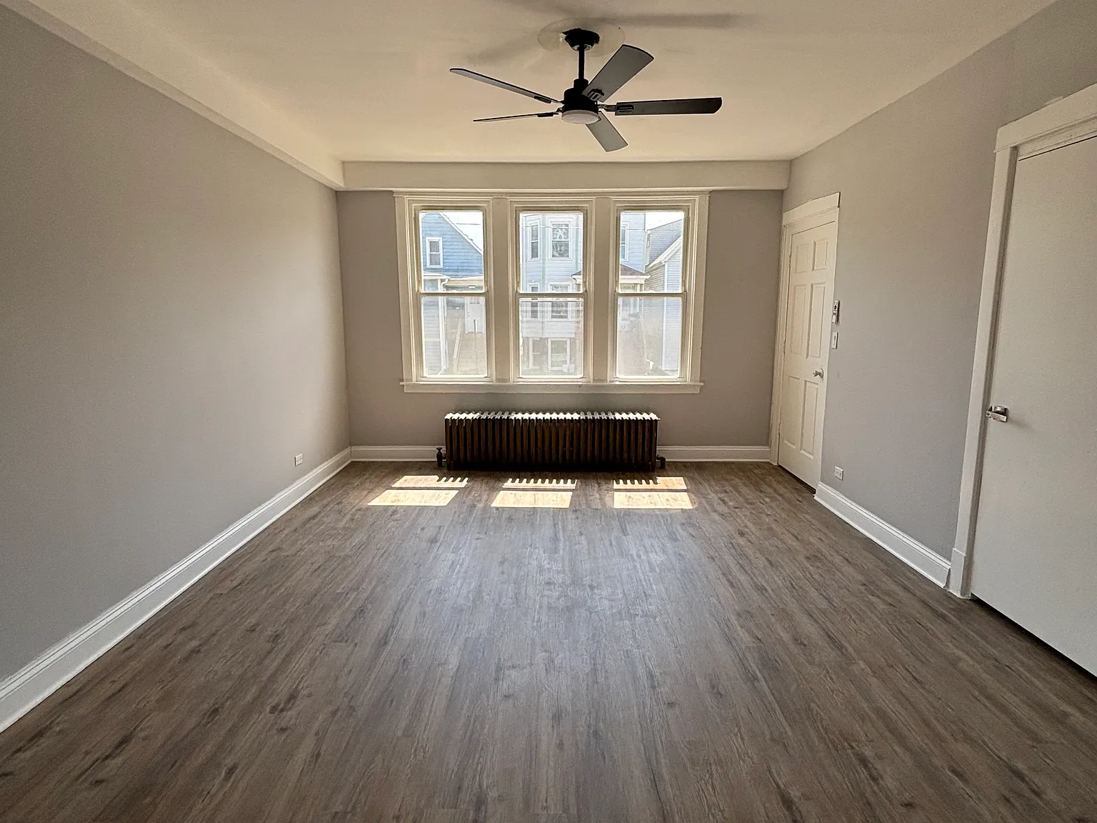 3 bed, 1000 sqft, $2,500 — Photo 2