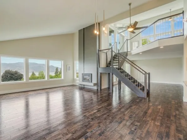 3137 Vector Dr, West Kelowna, BC V1Z 3B1