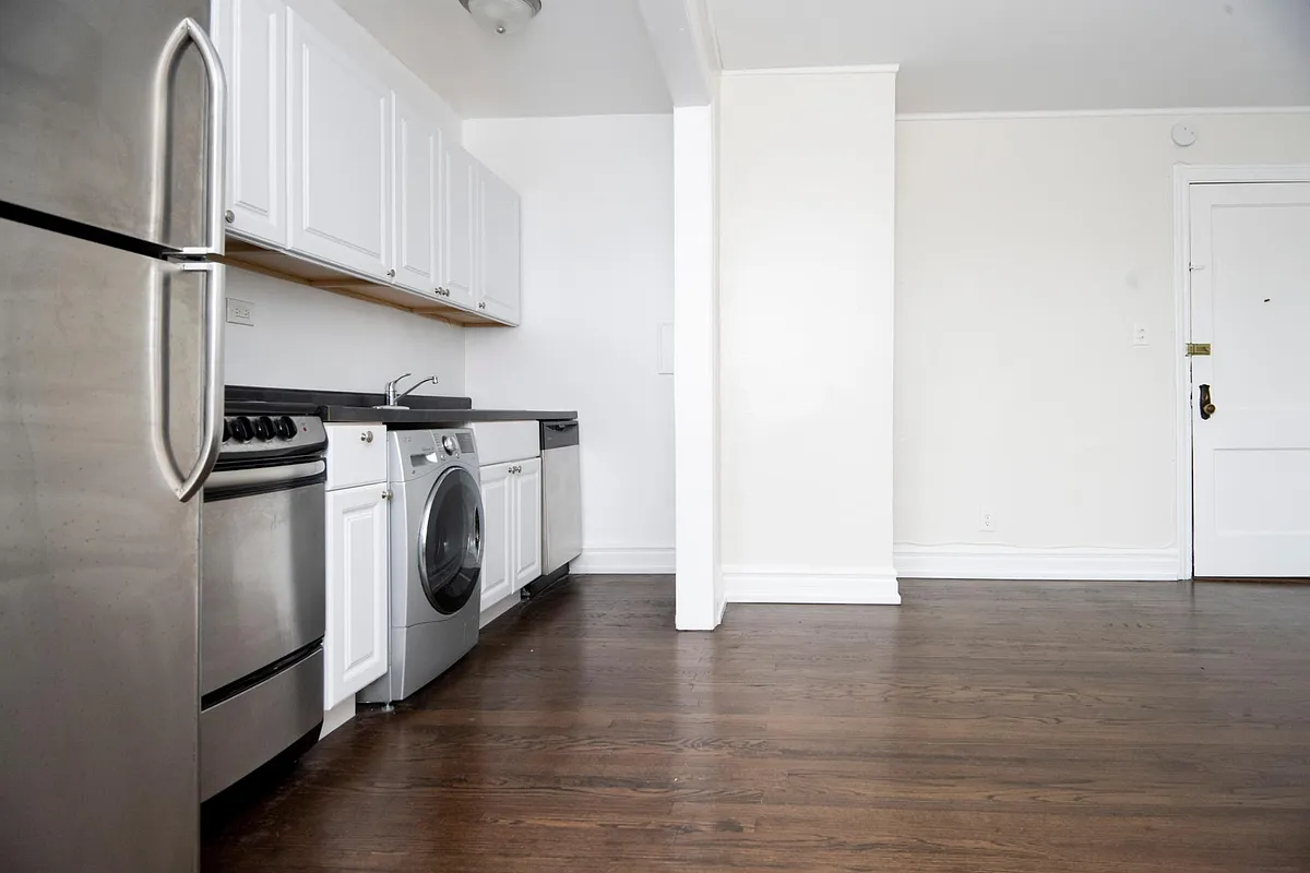 Building Photo - 3345 N Marshfield Ave #406