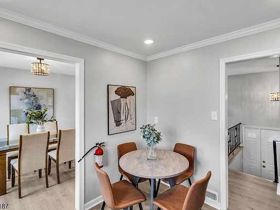 5th image of 525 Trinity St