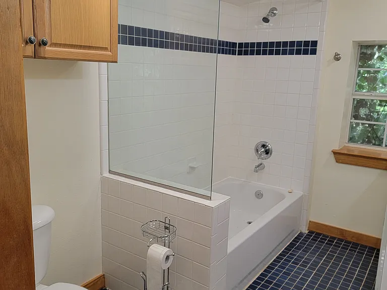 18422 Hilltop Dr — Photo 3