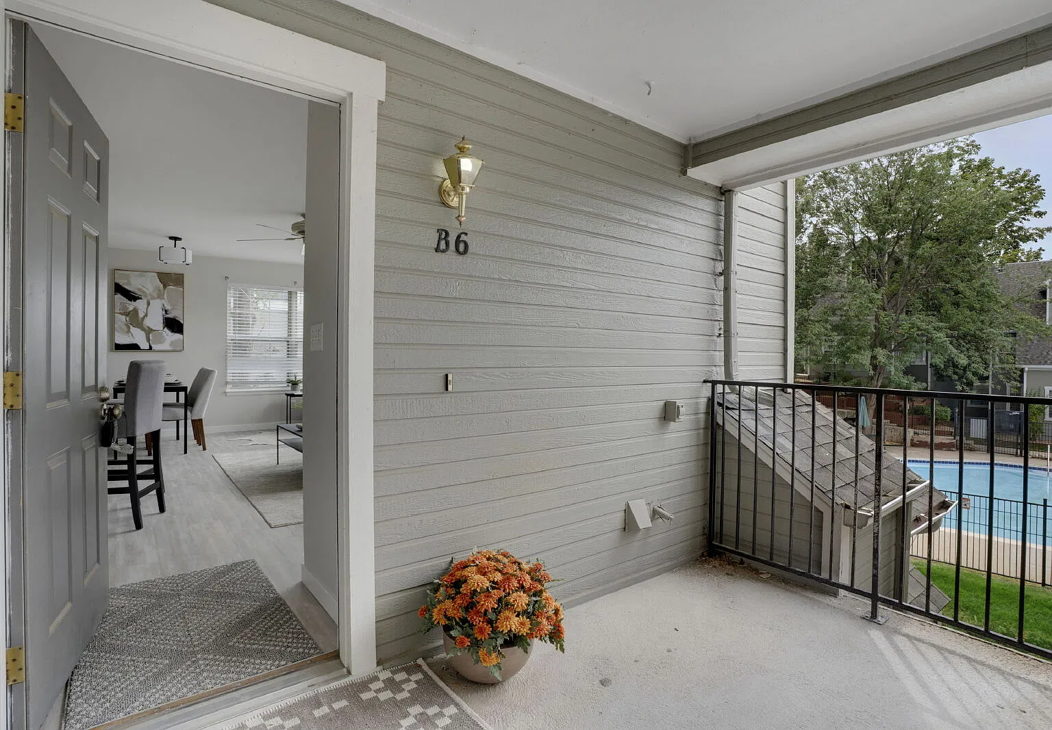 2 bed, 800 sqft, $1,985 — Photo 2