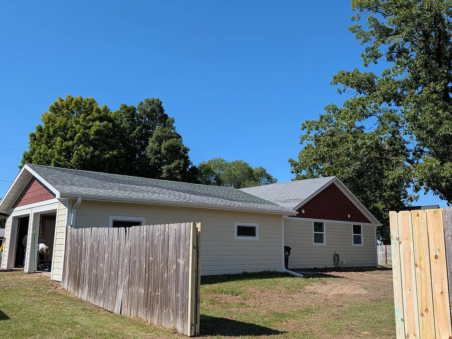 3 bed, 2400 sqft, $1,850 — Photo 2
