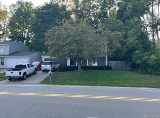 1004 Parkway Dr, Waterford, MI 48328