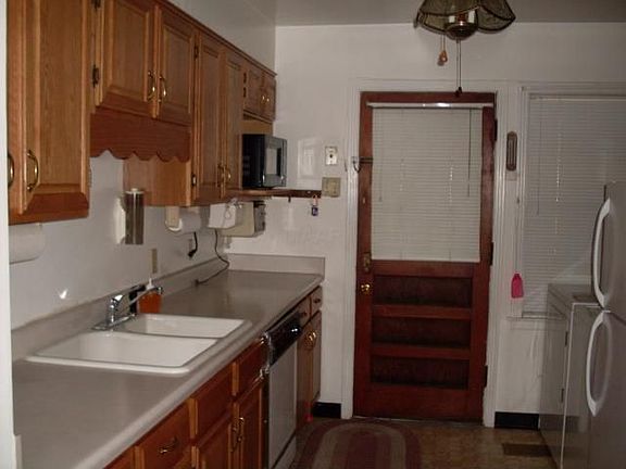Kitchen w / washer, dryer & frig
