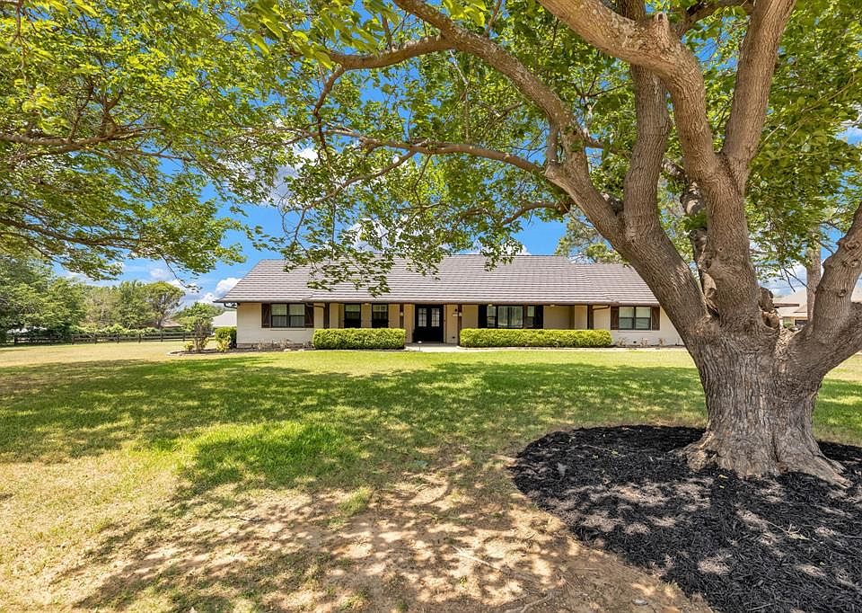 PEACEFUL SPACE IN THE CITY! ENJOY YOUR ANIMALS OR RV PARKING.  HARD TO FIND IN THIS PRICE RANGE. ALL UPDATED, MOVE IN READY!