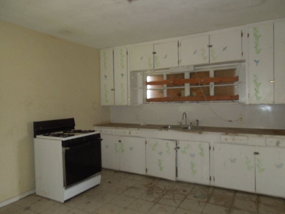 2nd image of 206 W 17th St