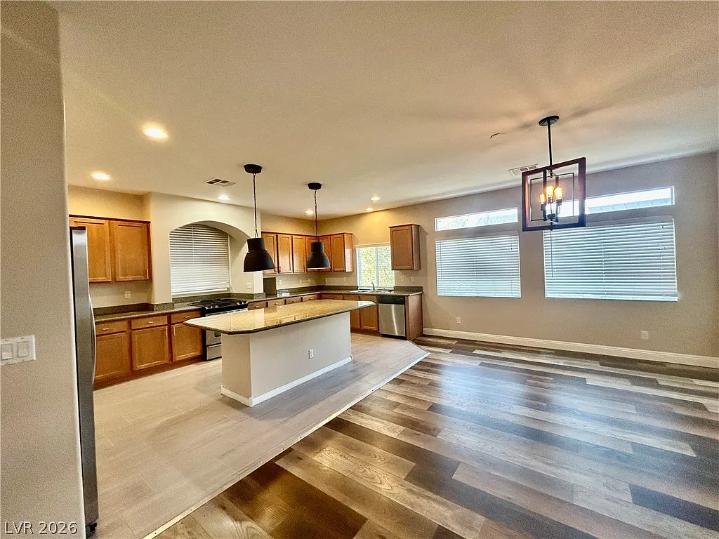 5 bed, 4.0 bath, 2960 sqft, $2,800 — Photo 3