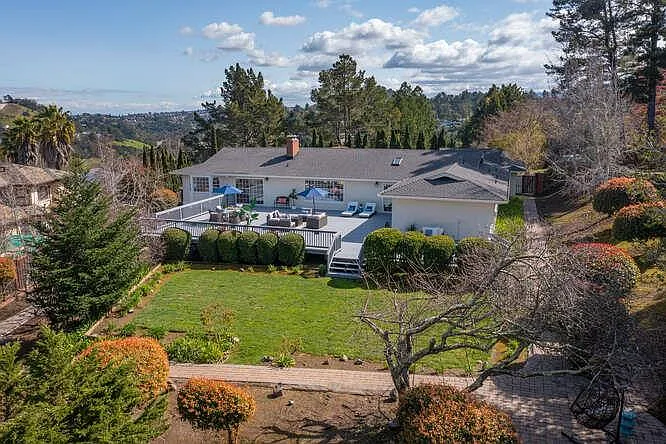 1310 Lakeview Dr photo 1