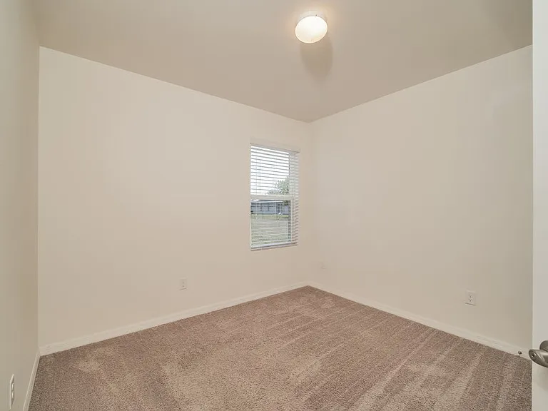 713 SW 4th Ter — Photo 12