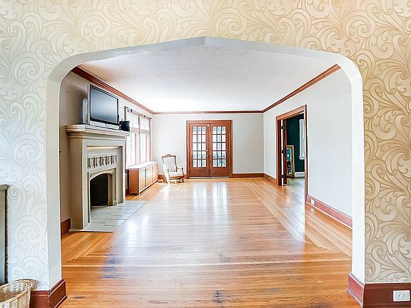 4th image of 2696 Fleetwood Ave