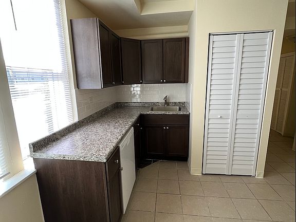 2nd image of 2711 N Kenmore Ave APT 2