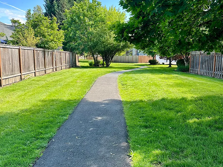 514 NE Joanne Cir — Photo 34