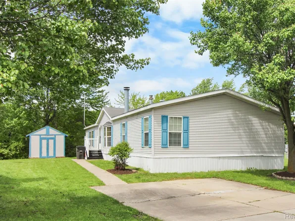 2074 Decoy Ln, Newport, MI 48166