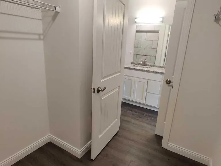 Primary suite walk in closet