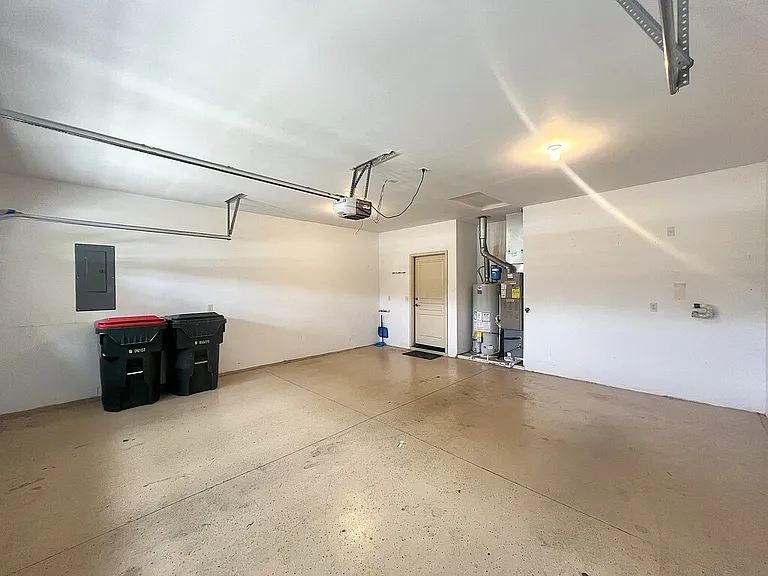 717 W Claire St — Photo 39