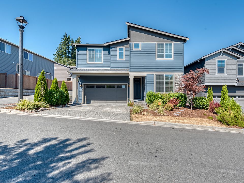 Welcome Home to this 5 bedroom, 3 Bath Kirkland house with luxury finishes!