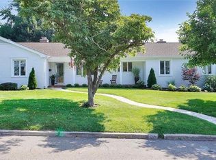 65 Battery Park Dr, Bridgeport, CT 06605