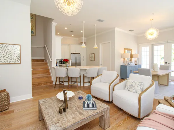 453 8th Ave S #106, Naples, FL 34102