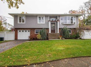 6 Pace Ct, West Islip, NY 11795