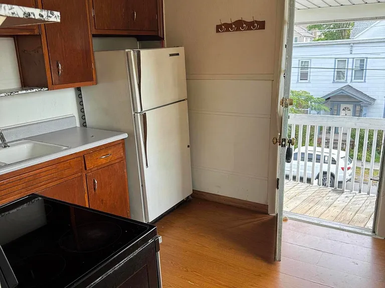 111 W Grove St — Photo 2