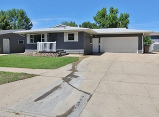 1104 18th Ave SW, Minot, ND 58701