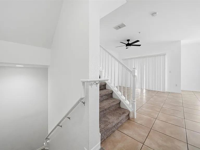 2532 Grand Central Pkwy #8 — Photo 9