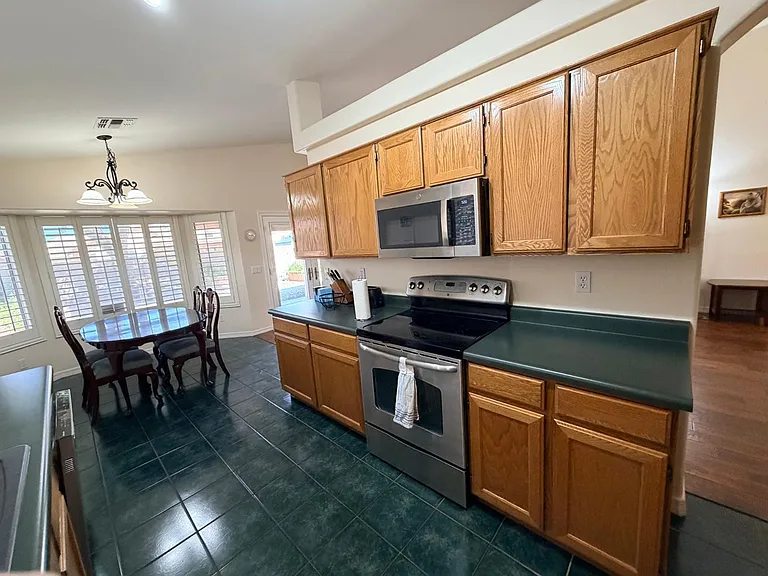 2560 S Vineyard — Photo 12