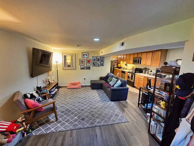 1361 Parkwood Pl NW #B — Photo 3