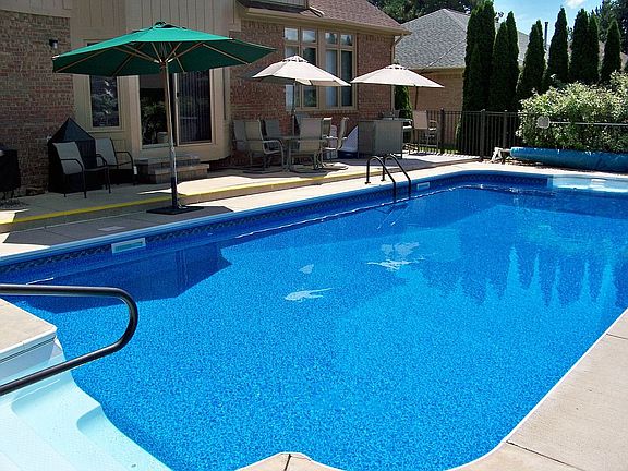 3rd image of 52019 Antoinette Dr