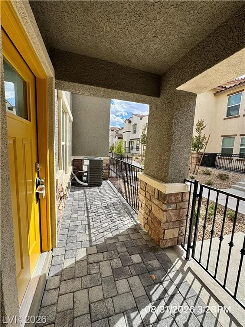 New Cadence Townhome with Quartz Kitchen & Mountain Views — Photo 2