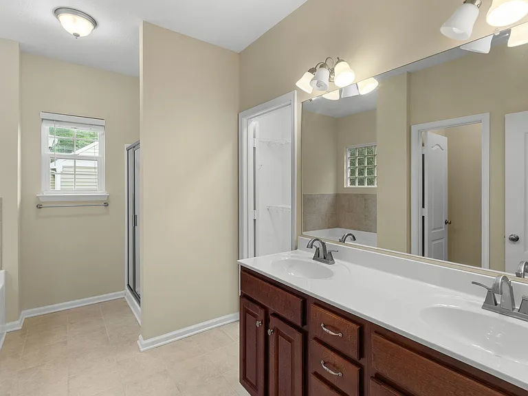 729 Creekwood Dr — Photo 3