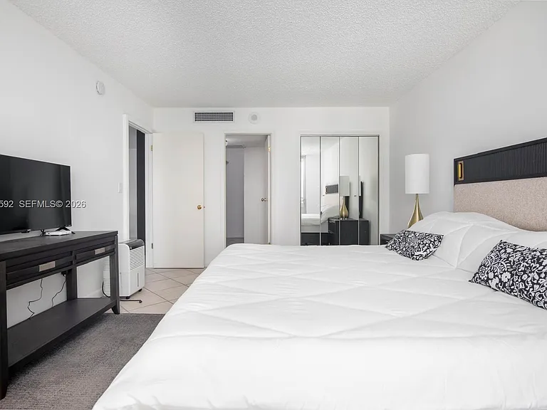 5555 Collins Ave #14U — Photo 31