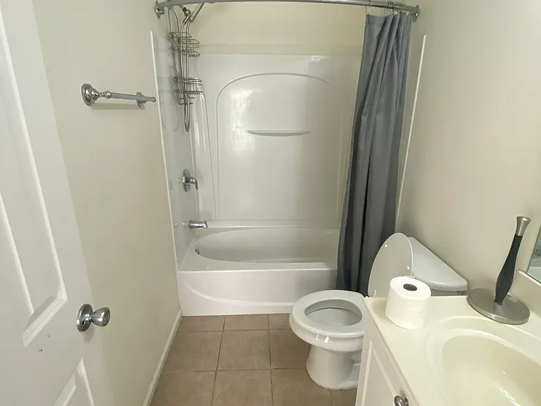 Secondary Bath (Third Floor)
