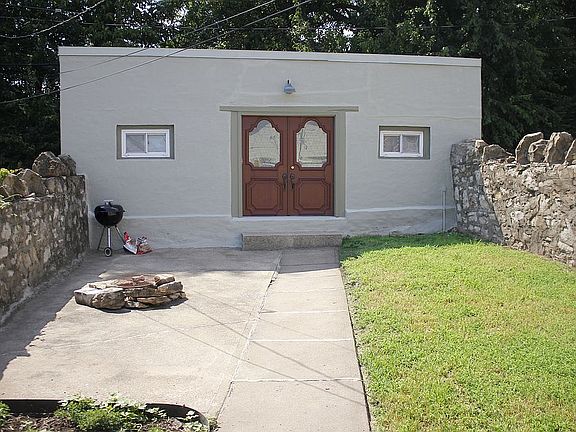 2nd image of 1840 Washington St
