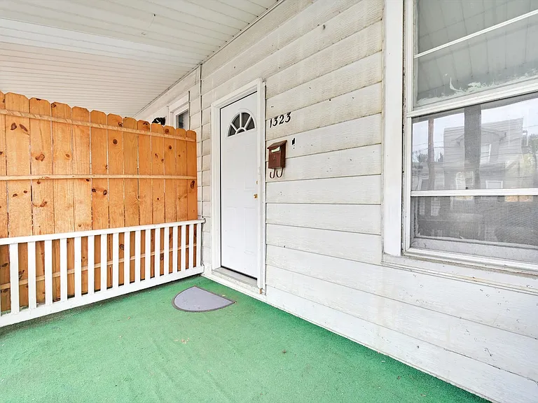 1323 W Norwegian St — Photo 28